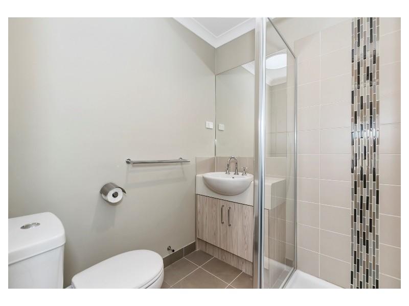 2/1 Harmony Dr, Tarneit VIC 3029