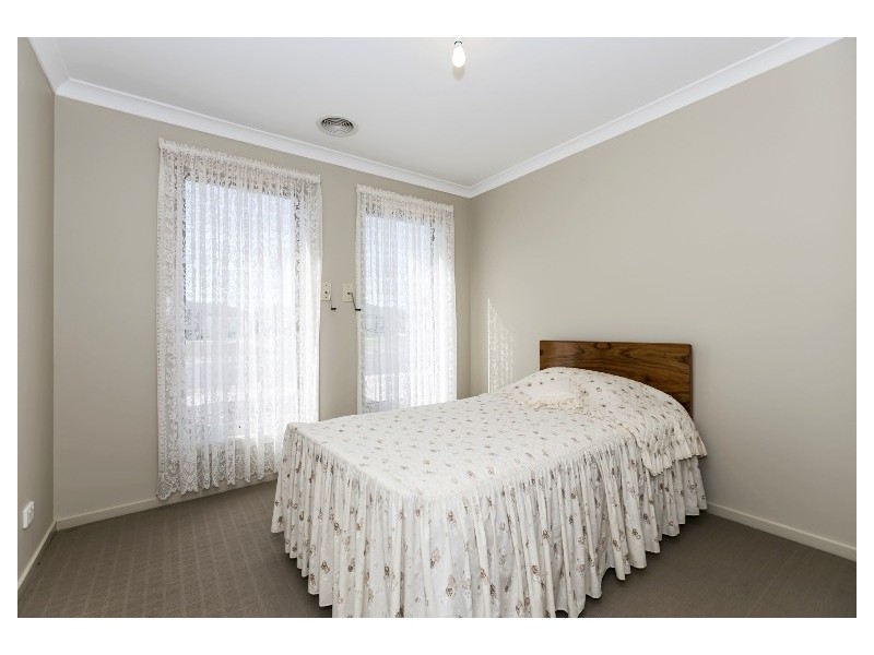2/1 Harmony Dr, Tarneit VIC 3029