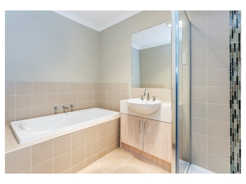 2/1 Harmony Dr, Tarneit VIC 3029