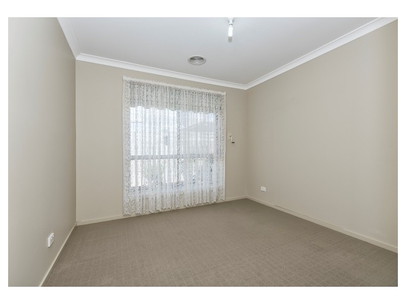 2/1 Harmony Dr, Tarneit VIC 3029