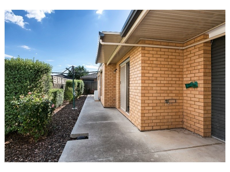 2/1 Harmony Dr, Tarneit VIC 3029