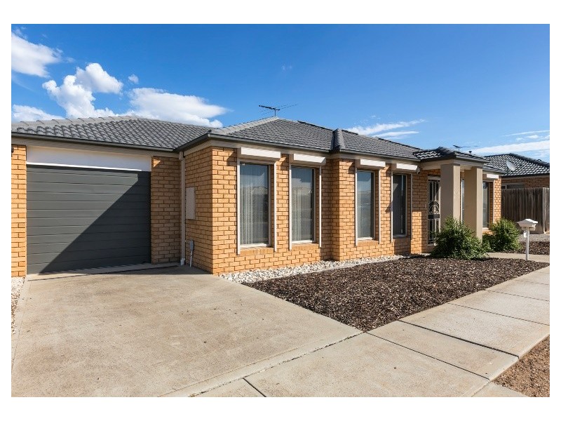 2/1 Harmony Dr, Tarneit VIC 3029