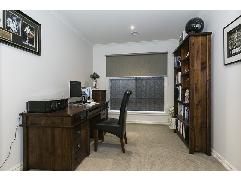 12 Manoora Terrace, Point Cook VIC 3030