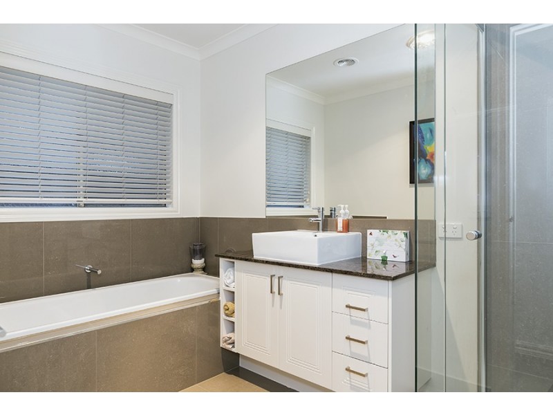 12 Manoora Terrace, Point Cook VIC 3030