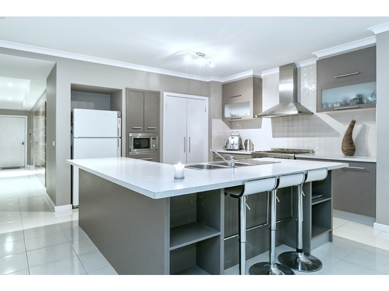 15 Nepean Way, Taylors Hill VIC 3037