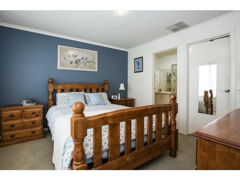 27 Almond Close, Werribee VIC 3030