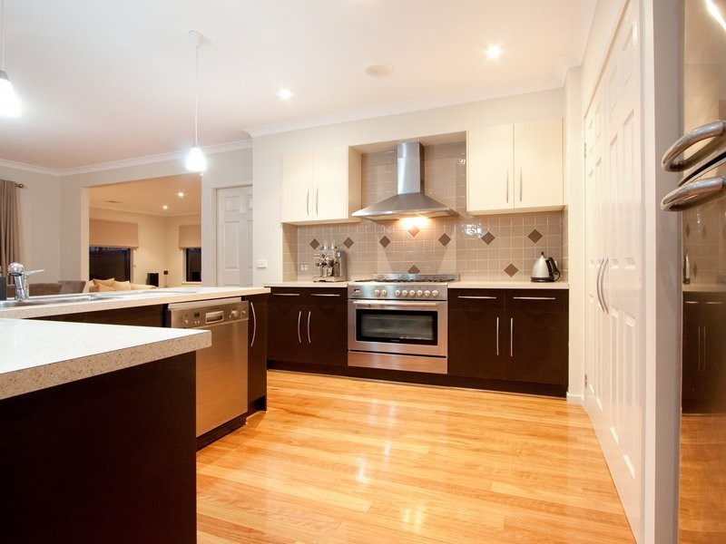 8 Lawton Grove, Berwick VIC 3806