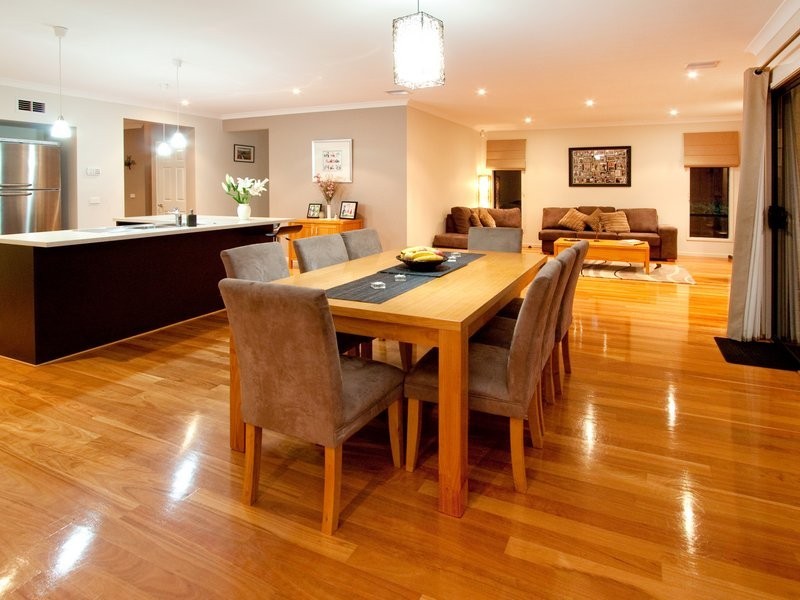 8 Lawton Grove, Berwick VIC 3806