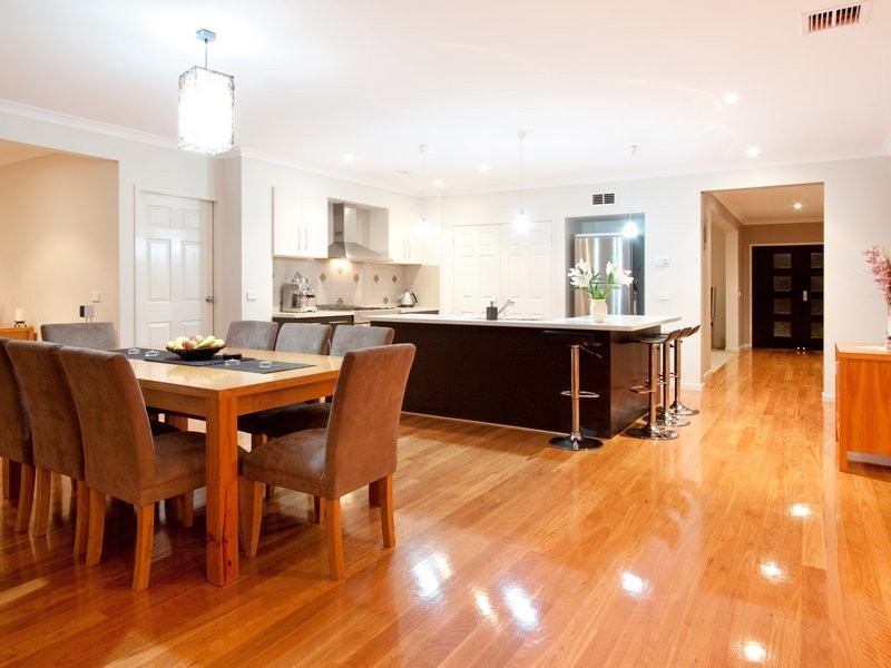 8 Lawton Grove, Berwick VIC 3806