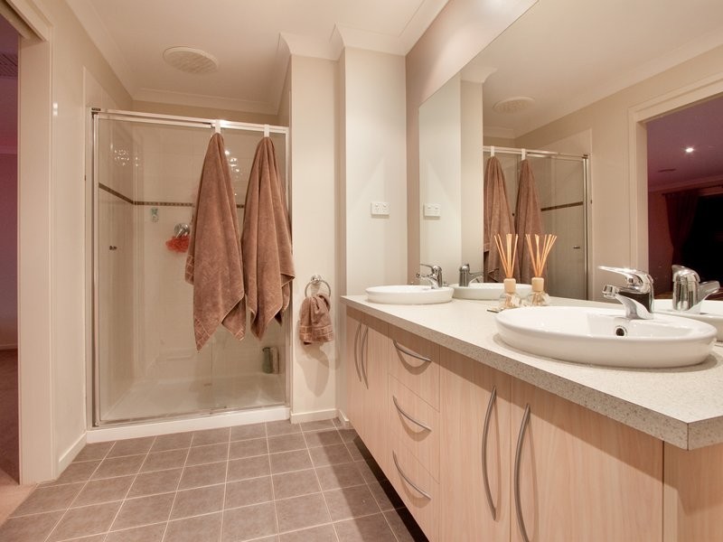 8 Lawton Grove, Berwick VIC 3806