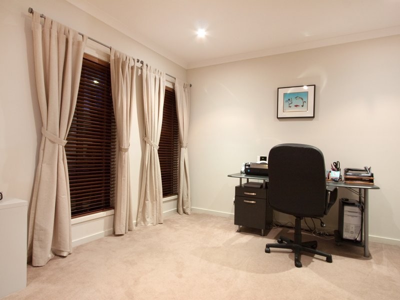 8 Lawton Grove, Berwick VIC 3806