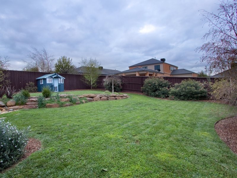 8 Lawton Grove, Berwick VIC 3806