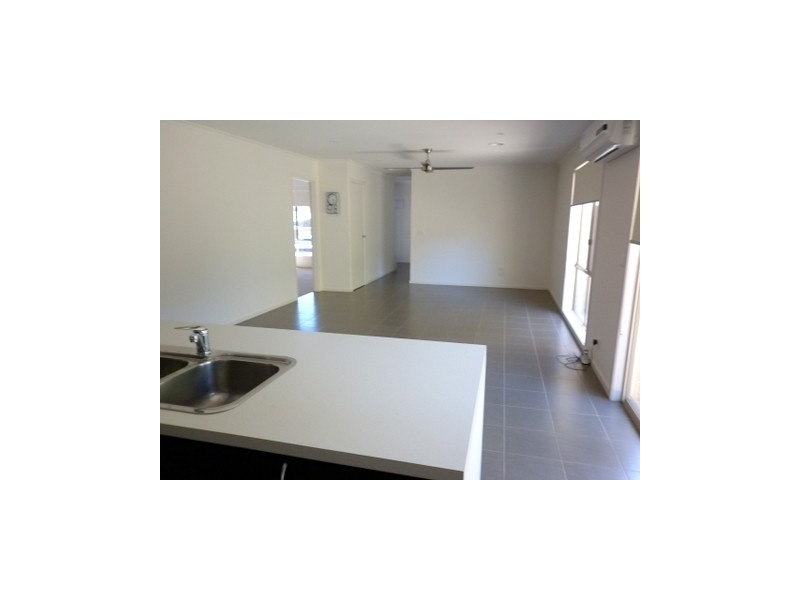 4/55-57 Strathaven Drive, Berwick VIC 3806