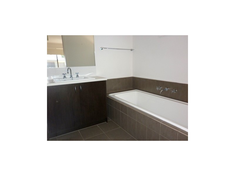 4/55-57 Strathaven Drive, Berwick VIC 3806