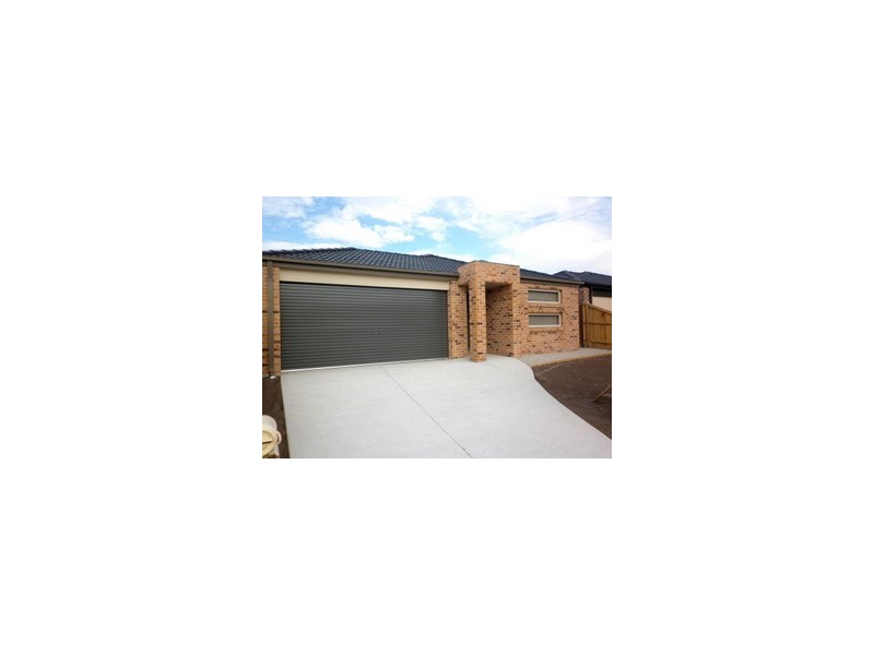 10 Snowdonia Road, Cranbourne North VIC 3977