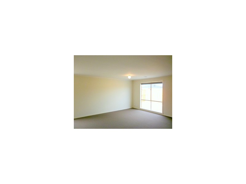 10 Snowdonia Road, Cranbourne North VIC 3977