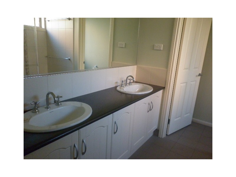 4 Blue Wren Place, Berwick VIC 3806