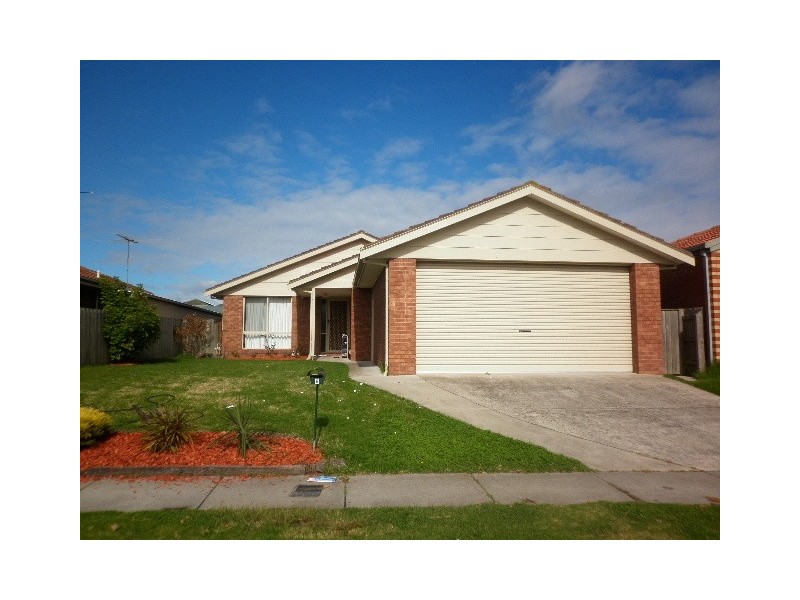 8 Hamilton Drive, Cranbourne North VIC 3977