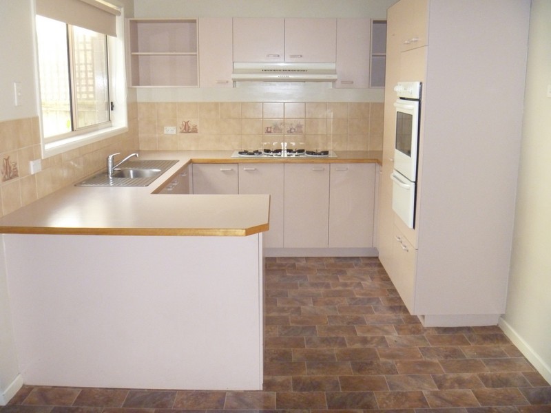 8 Hamilton Drive, Cranbourne North VIC 3977