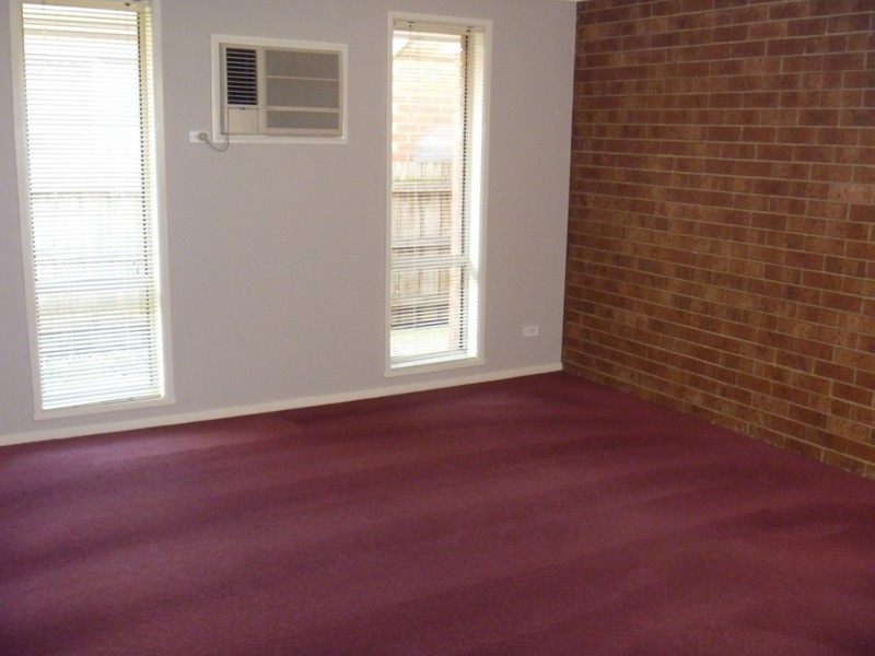 8 Hamilton Drive, Cranbourne North VIC 3977