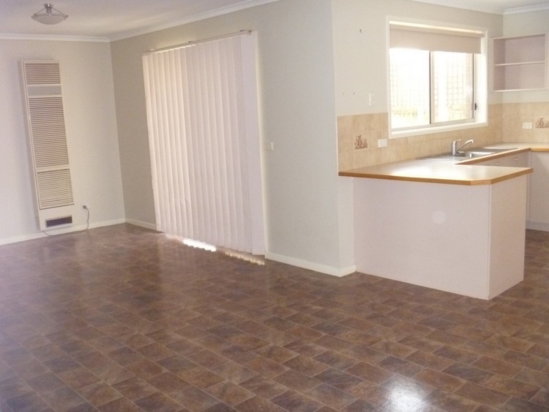 8 Hamilton Drive, Cranbourne North VIC 3977