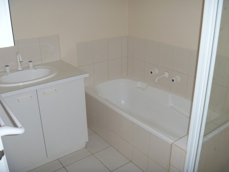 8 Hamilton Drive, Cranbourne North VIC 3977