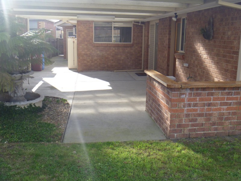 8 Hamilton Drive, Cranbourne North VIC 3977