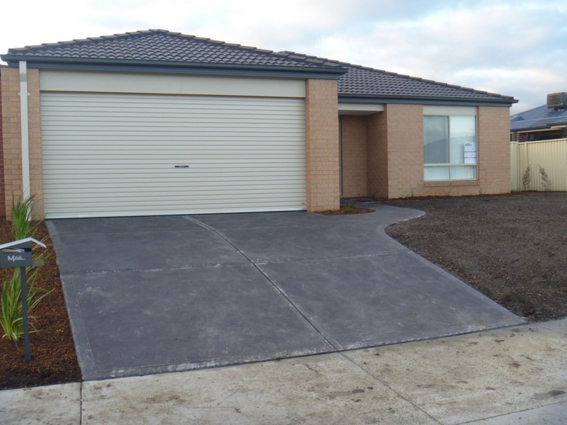 36 Blue Hills Boulevard, Pakenham VIC 3810