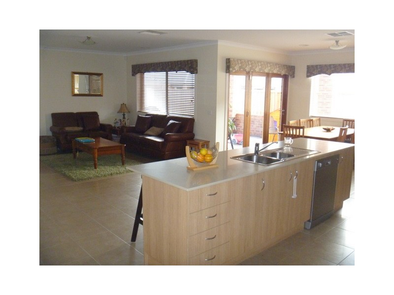 37 Charlbury Crescent, Cranbourne North VIC 3977