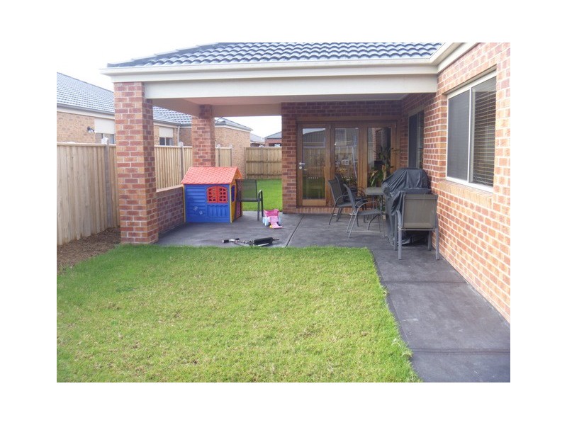 37 Charlbury Crescent, Cranbourne North VIC 3977