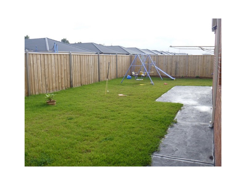 37 Charlbury Crescent, Cranbourne North VIC 3977