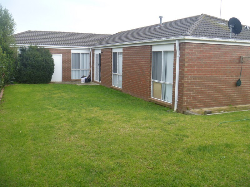 18 Glenn Erin Way, Berwick VIC 3806