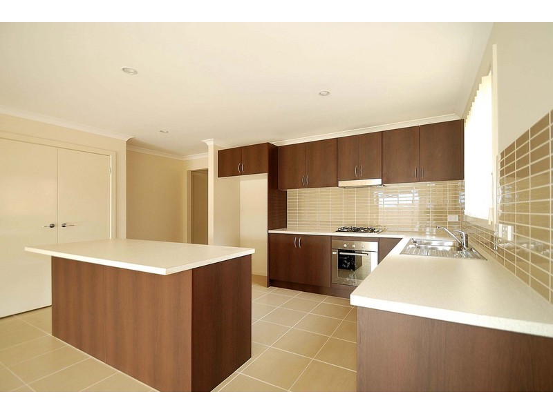 10 Olivebank Crescent, Cranbourne North VIC 3977