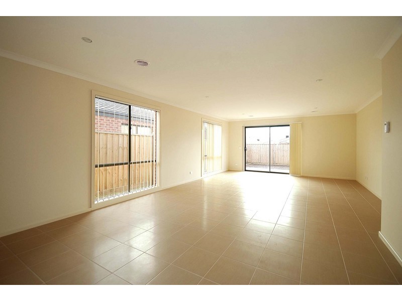 10 Olivebank Crescent, Cranbourne North VIC 3977