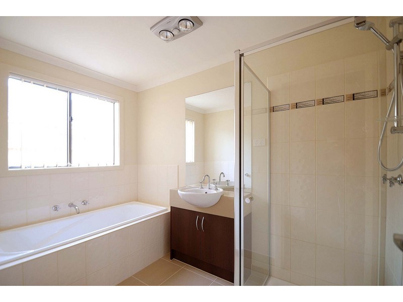 10 Olivebank Crescent, Cranbourne North VIC 3977