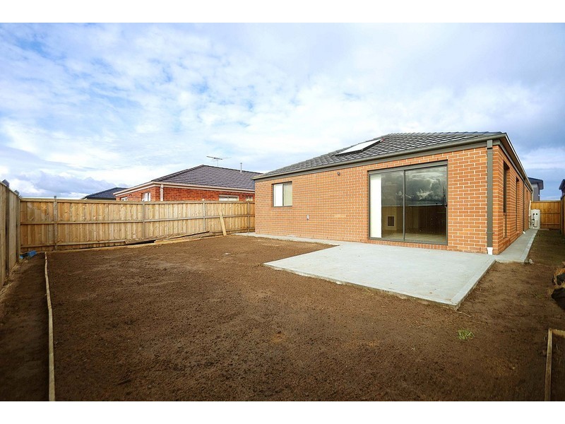 10 Olivebank Crescent, Cranbourne North VIC 3977