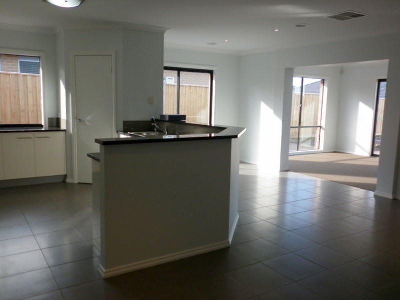 14 Chalbury Crescent, Cranbourne North VIC 3977