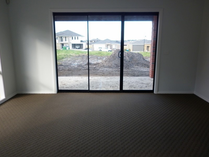 14 Chalbury Crescent, Cranbourne North VIC 3977