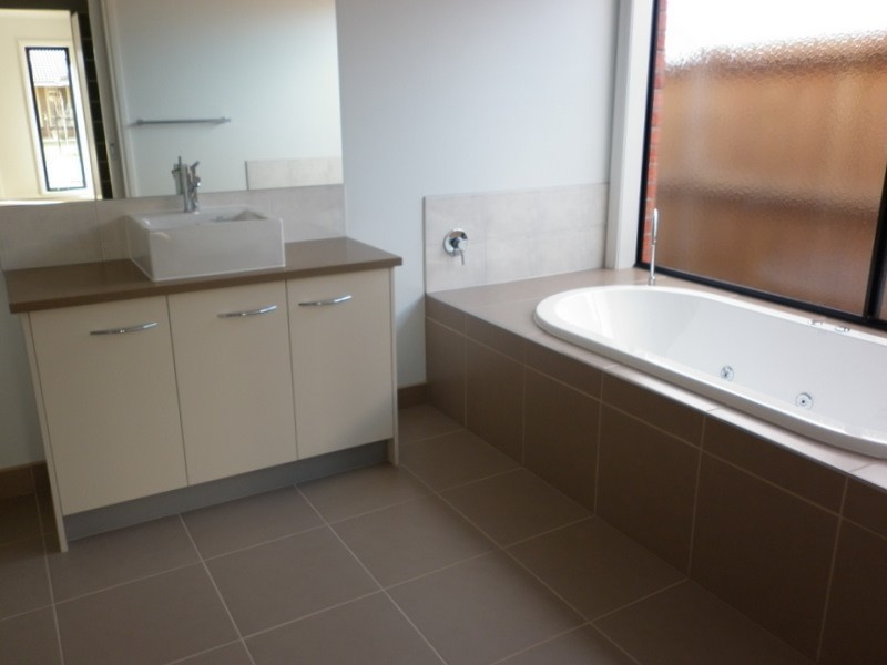 14 Chalbury Crescent, Cranbourne North VIC 3977