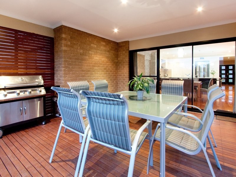 8 Lawton Grove, Berwick VIC 3806