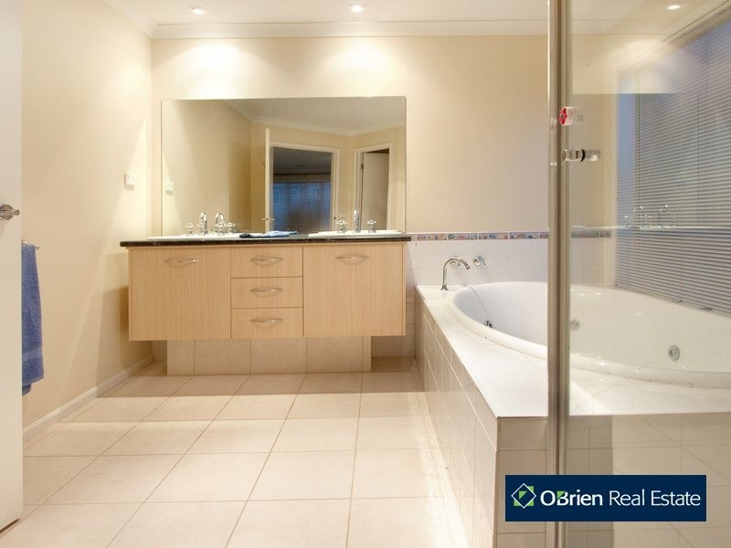 38 Chatswood Drive, Narre Warren South VIC 3805