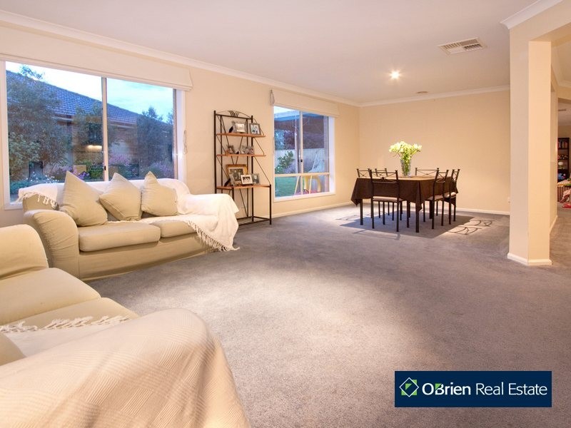 38 Chatswood Drive, Narre Warren South VIC 3805