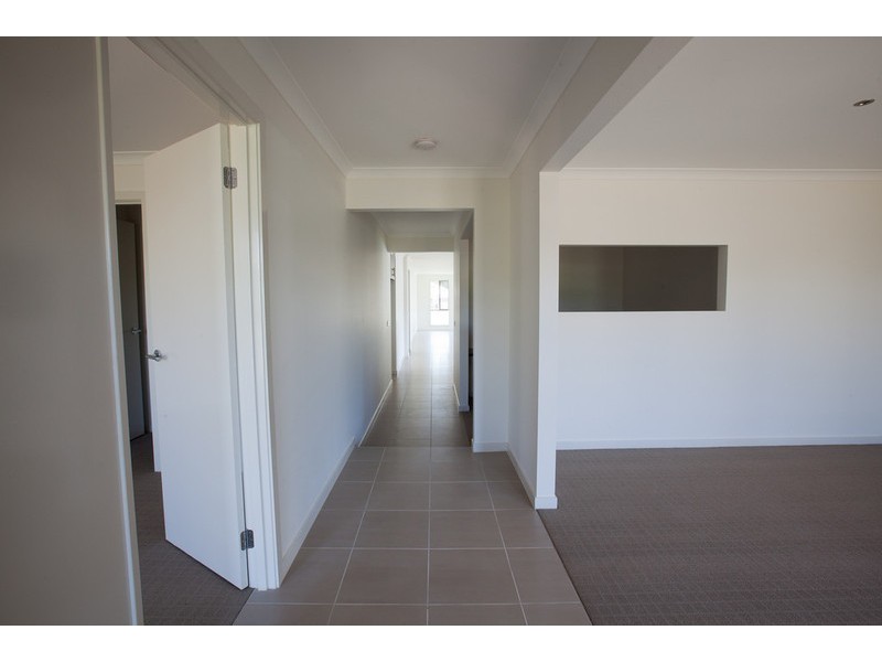 7 Waterside Drive, Drouin VIC 3818