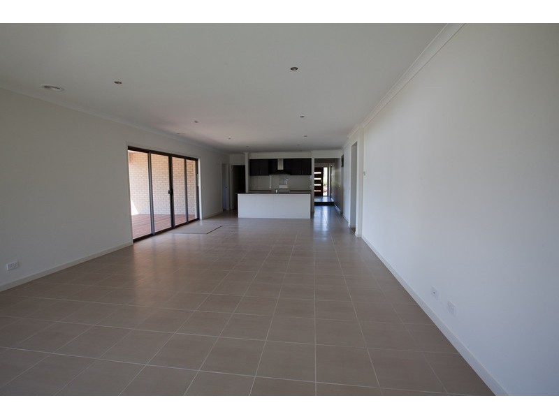 7 Waterside Drive, Drouin VIC 3818