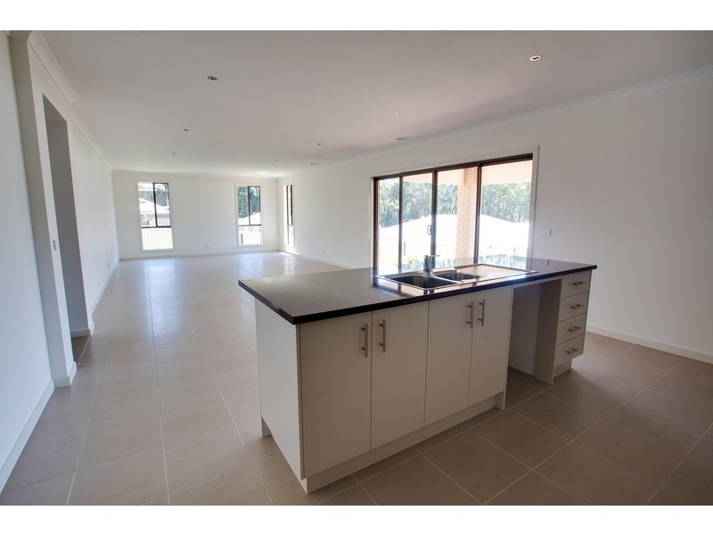 7 Waterside Drive, Drouin VIC 3818