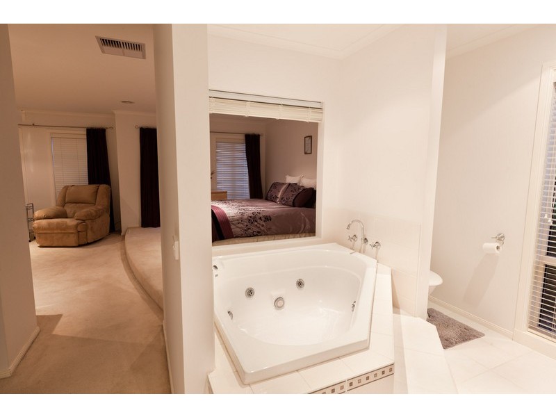 11 Glenview Rise, Berwick VIC 3806