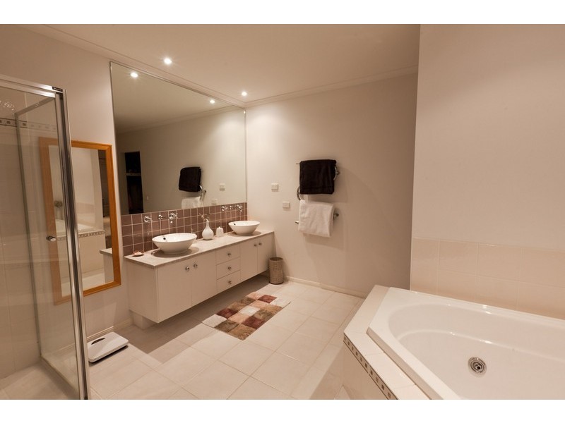 11 Glenview Rise, Berwick VIC 3806