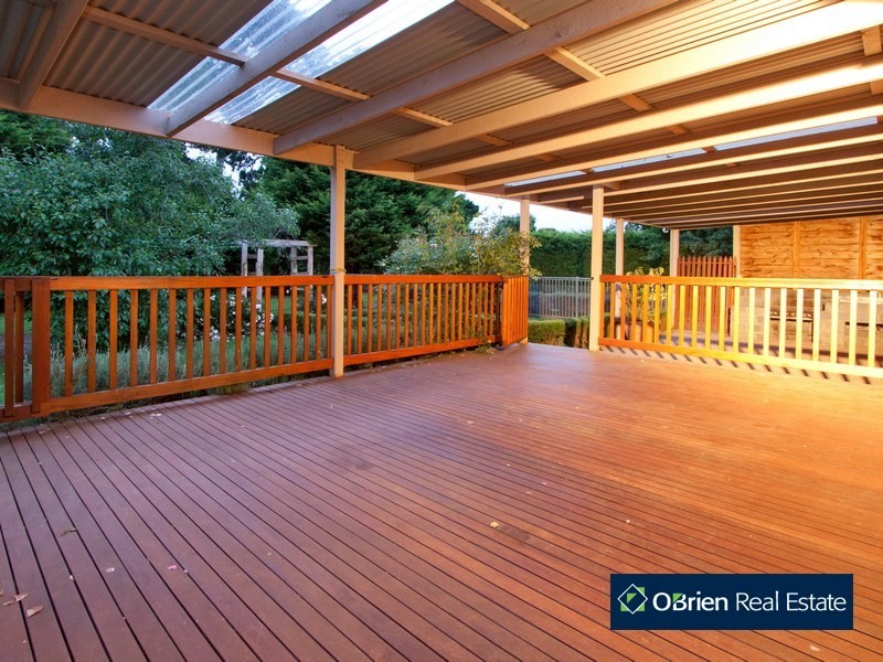 2 Ravensthorpe Crescent, Narre Warren South VIC 3805