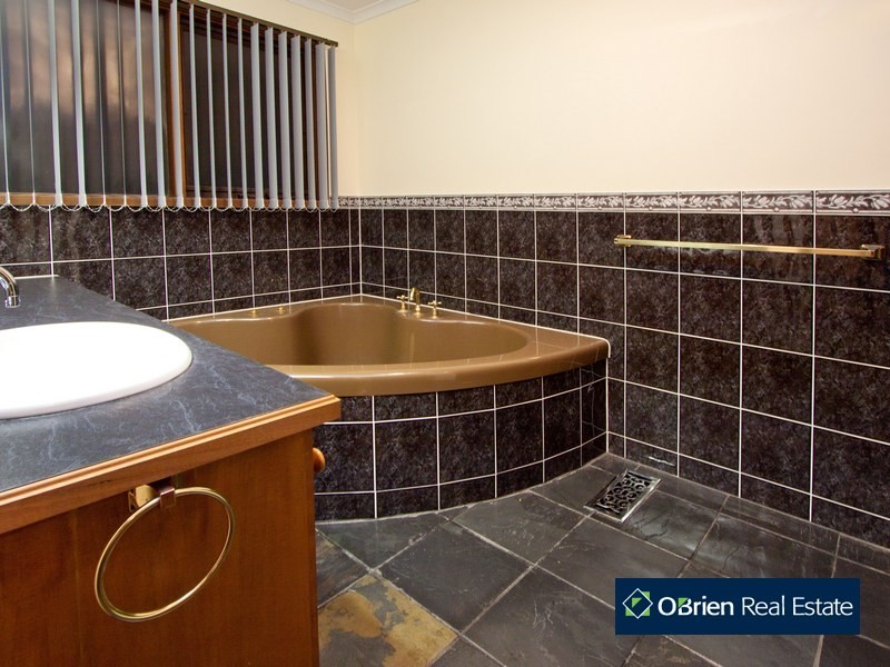 2 Ravensthorpe Crescent, Narre Warren South VIC 3805