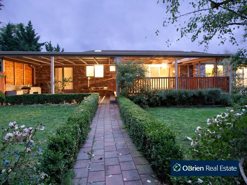 2 Ravensthorpe Crescent, Narre Warren South VIC 3805